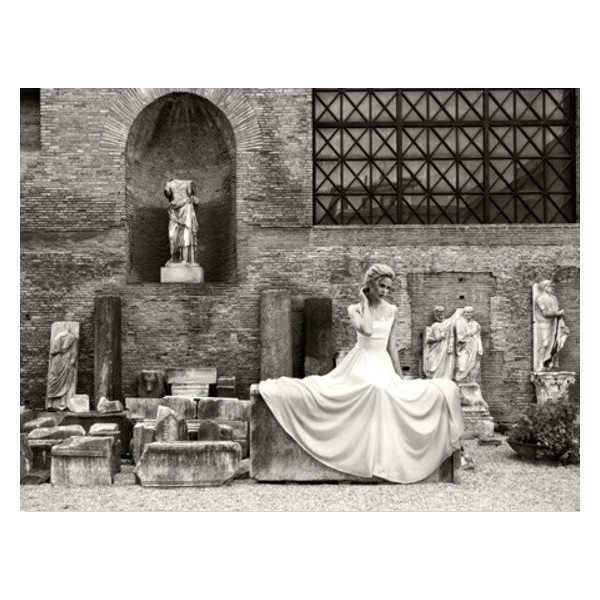 Quadro Donna Terme Deocleziane Roma Foto Stampa su Mdf o Tela Swarovski Pannello
